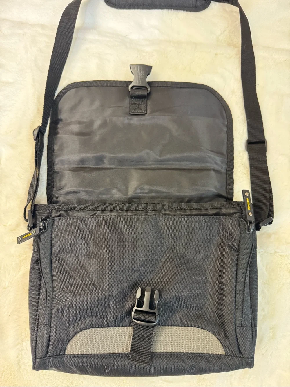 Targus Black and Gray Messenger Shoulder Bag